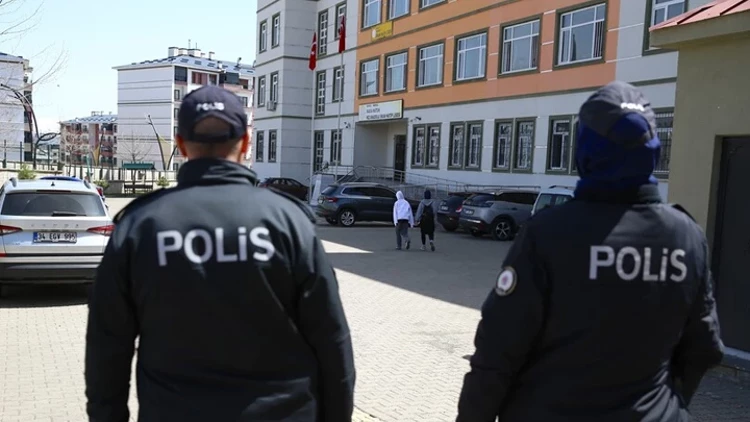 OKUL MÜDÜRLERİNE “GÜVENLİK” KELEPÇESİ: YETKİ DEVRİ BİTTİ, TEK MUHATAP MÜDÜR!