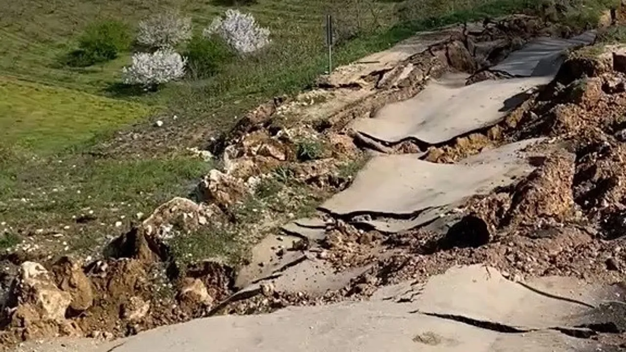 Bursa’da toprak kayması: Yol kapandı