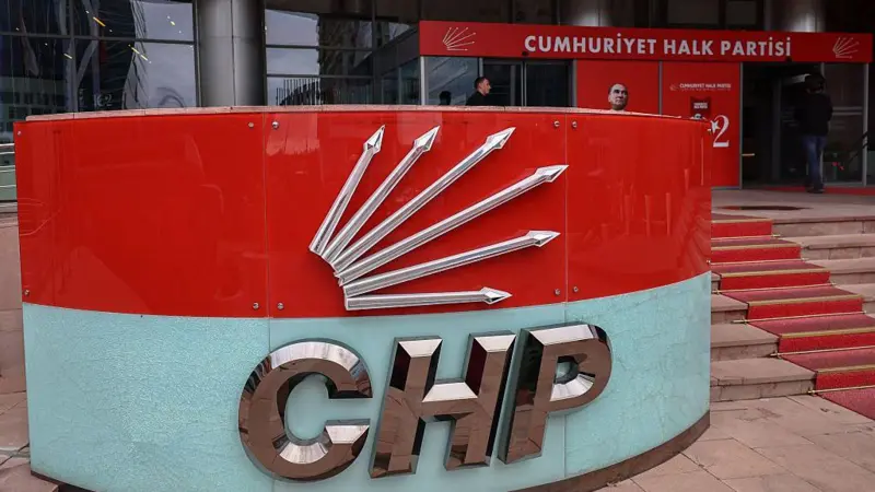 Ankara Bölge Adliye Mahkemesi, CHP’nin 2023 yılında yapılan 38. Olağan Kurultayı hakkında tarihi bir “mutlak butlan” kararı vererek mevcut Genel Başkan Özgür Özel ve yönetimini tedbiren görevden uzaklaştırdı; eski Genel Başkan Kemal Kılıçdaroğlu ve ekibinin göreve dönmesine hükmetti.