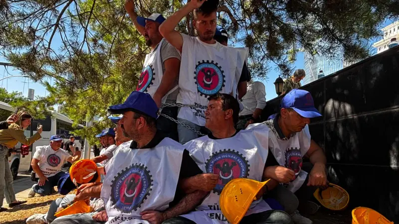 Başkentte Madenci Ablukası: Kendini Holding Binasına Zincirleyen İşçilere Polis Müdahalesi, 60 Gözaltı!