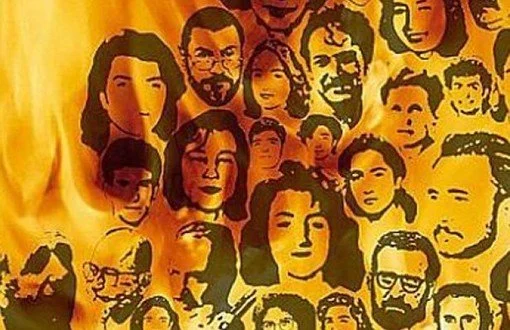 Sivas Katliamı’nın 33. yılında, Madımak Oteli önünde binlerce kişinin katılımıyla karanfillerle anma töreni düzenlendi.